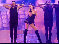 AAC - Ariana Grande 101115 - 04